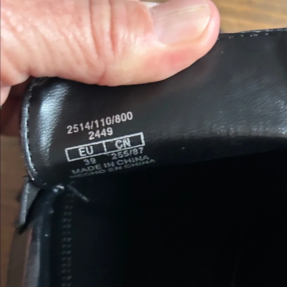 Zara Women's Black Flats with Gold Detailing - Picture 3 of 5